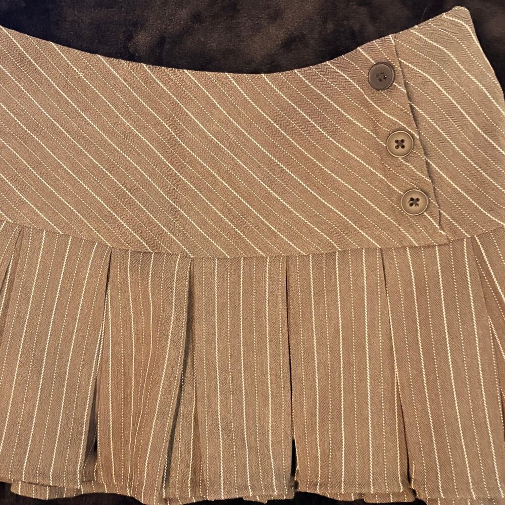 Stylish low rise pleated mini skirt